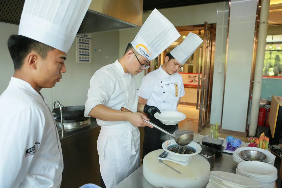 安徽晓得餐饮厨师长来我校授课