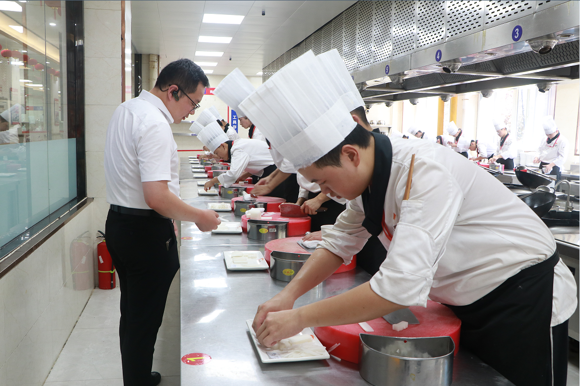 大师进校园 | 走进新东方,展技艺,传经验!